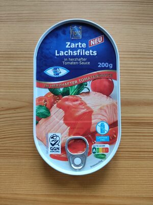 Zarte Lachsfilets In Herzhafter Tomaten-sauce