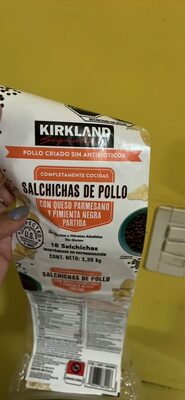 Salchicha De Pollo Con Queso Parmesano Y Pimienta Negra Partida