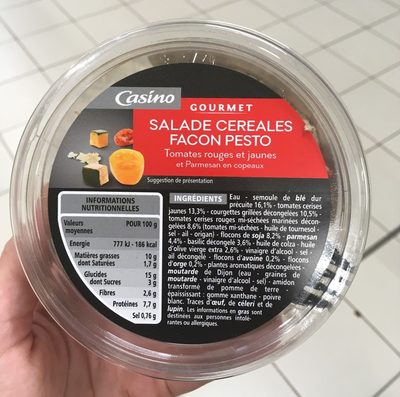 Salade Céréales Façon Pesto Tomates Rouges Et Jaunes Et Parmesan En Copeaux